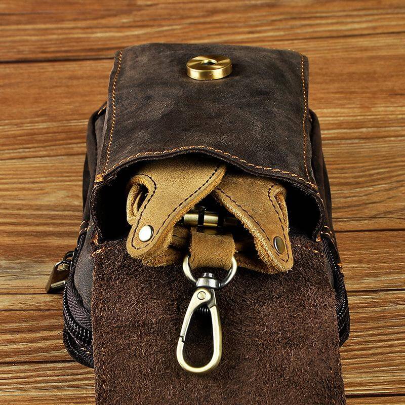Bolso riñonera café para hombre, organizador interno, material de cuero sintético duradero.