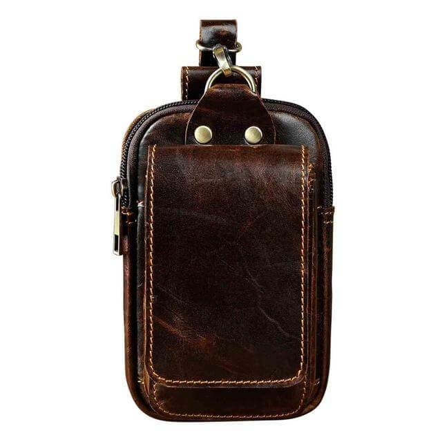 Accesorios de moda: riñonera de hombre en cuero sintético café, ideal para un estilo casual.