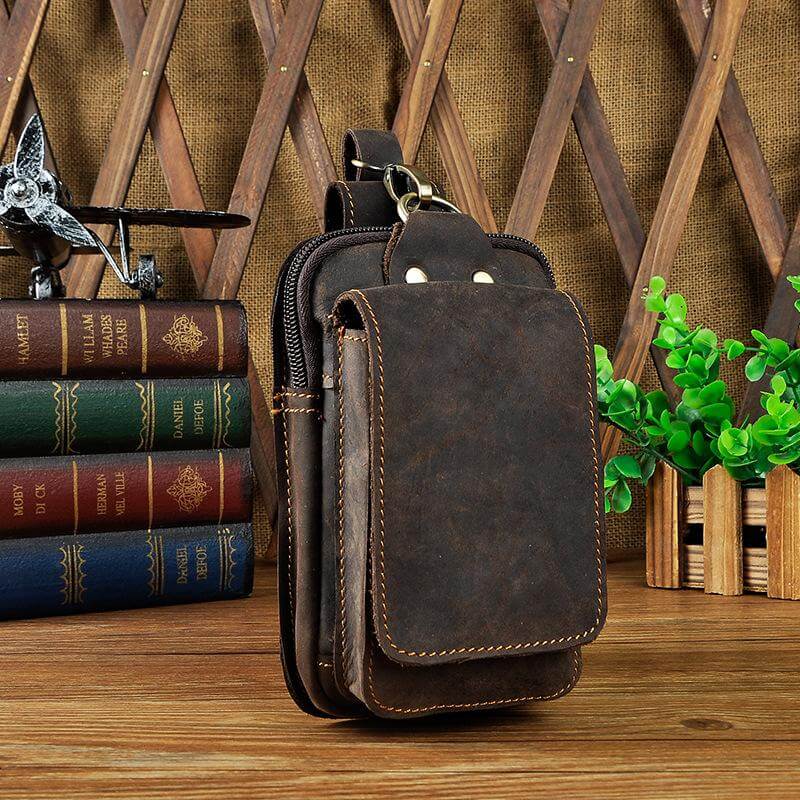 Riñonera masculina de cuero sintético, tono marrón, diseño elegante y funcional para la ciudad.