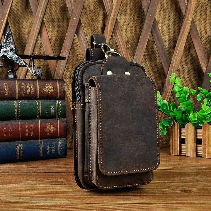 Riñonera masculina de cuero sintético, tono marrón, diseño elegante y funcional para la ciudad.