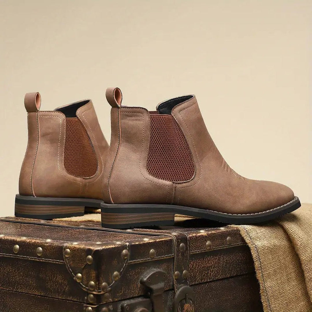 Suela antideslizante de botines Chelsea Daniel hombre. Zapatos western cómodos y elegantes con tacón.