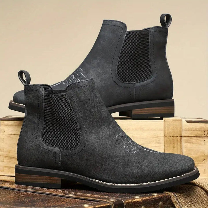 Par de botines Chelsea Daniel para hombre. Estilo western, elegante y cómodo. Calzado de moda.