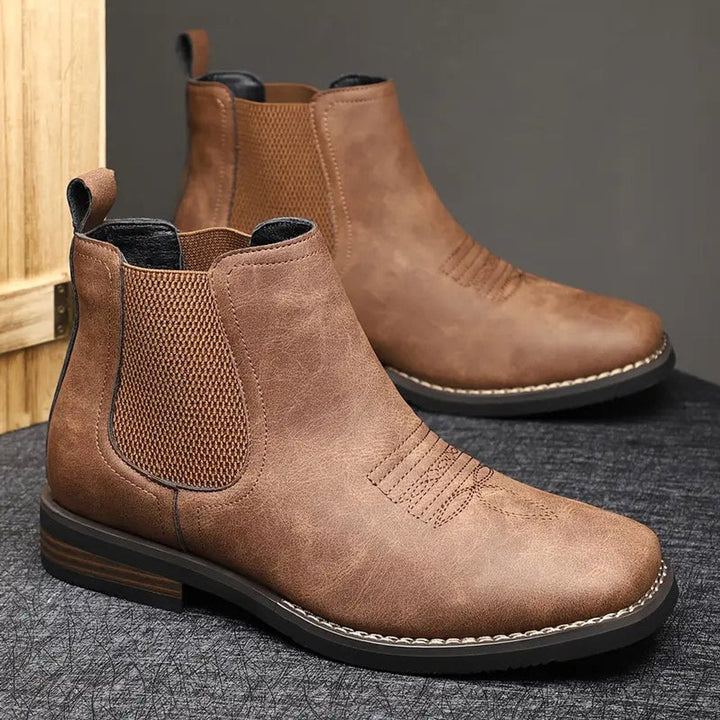 Botines Chelsea Daniel para hombre. Estilo western elegante y cómodo. Calzado de moda masculina.
