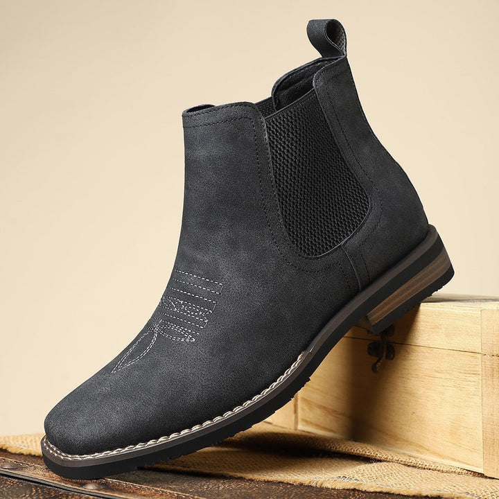 Hombre caminando con botines Chelsea Daniel western. Calzado de moda, elegante y cómodo.