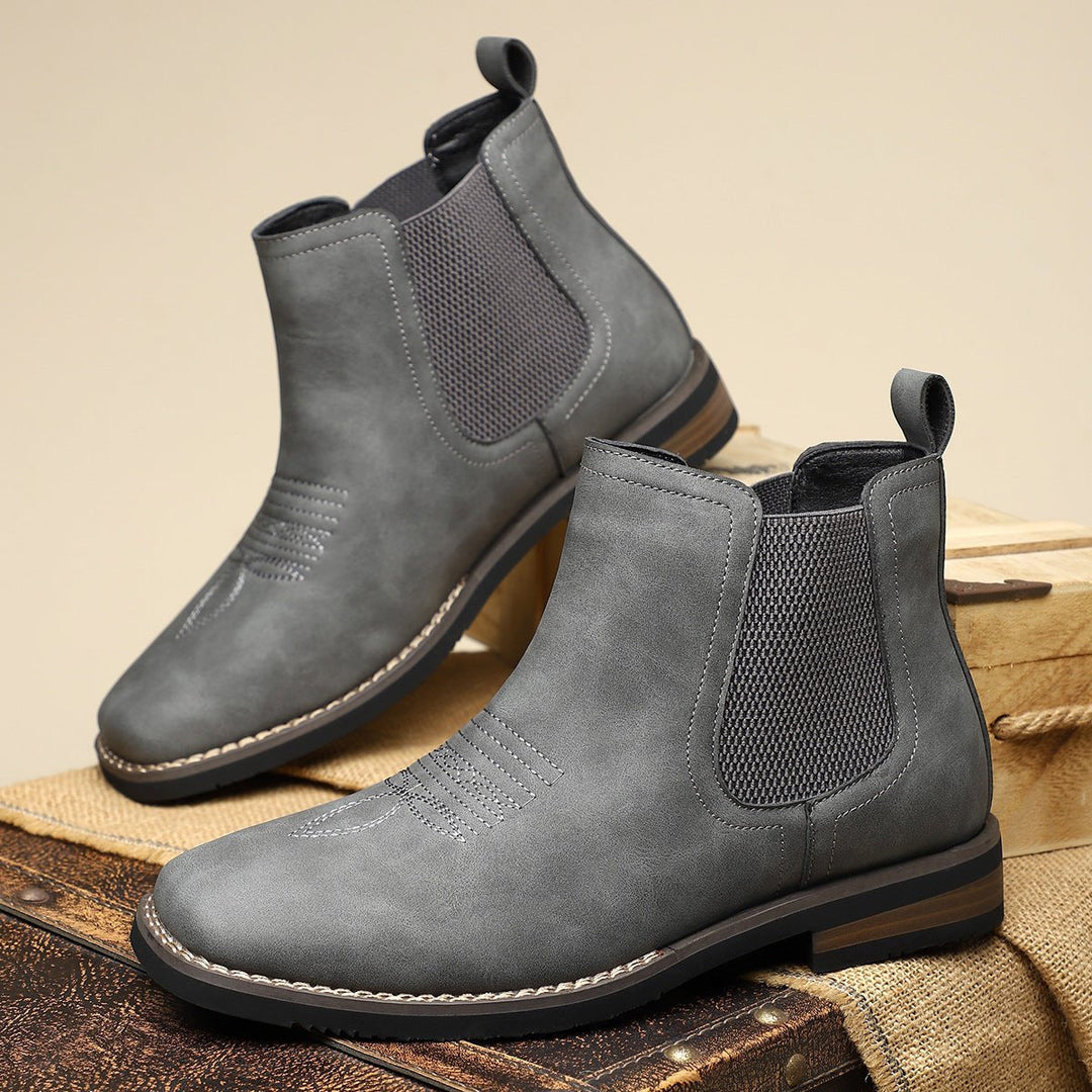 Botines Chelsea Daniel de hombre, vista posterior. Calzado western elegante y cómodo con tacón.
