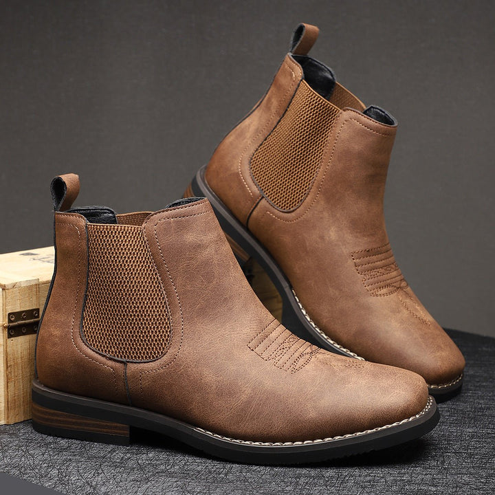 Botines Chelsea Daniel para hombre, un must de moda masculina. Estilo western elegante y cómodo con tacón.