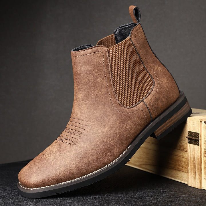 Detalle de la punta de botines Chelsea Daniel hombre. Estilo western elegante y calzado cómodo con tacón.