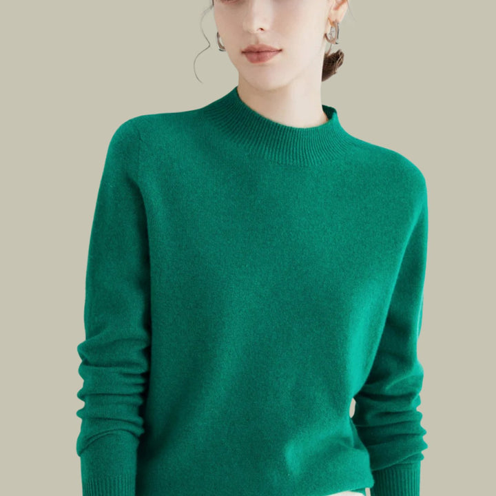 Cálido jersey de lana merina, cuello alto para mujer, diseño minimalista.