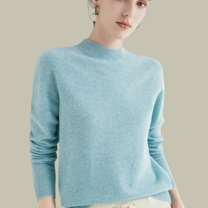 Jersey femenino de lana merina, cuello alto, suave y cálido para días fríos.