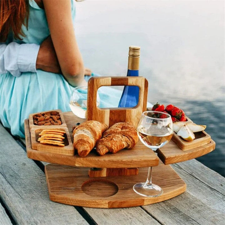 Accesorios de picnic: mesa portátil de madera para vino y aperitivos. Fácil de llevar a camping y exteriores.