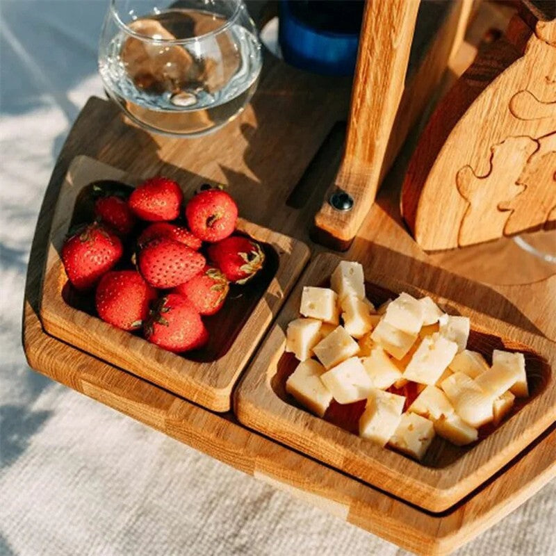 Mesa de picnic plegable de madera de pino, ideal para servir vino y aperitivos en el aire libre.