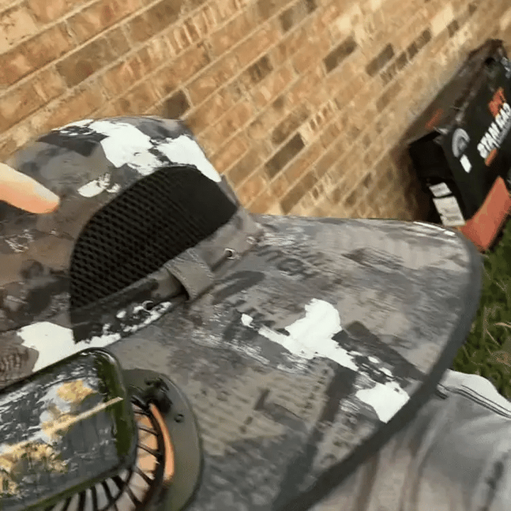 Gorra de enfriamiento solar con ventiladores, perfecta para actividades al aire libre.