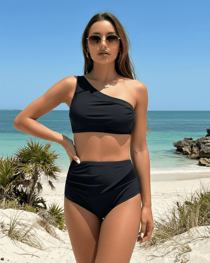 Elegante bañador negro de mujer dos piezas, estilo asimétrico. Perfecto para el verano, playa y piscina.