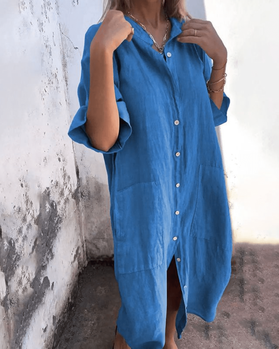 Mujer luciendo vestido camisero Ibiza, un estilo fresco y bohemio, cómodo para el calor de verano en la playa.