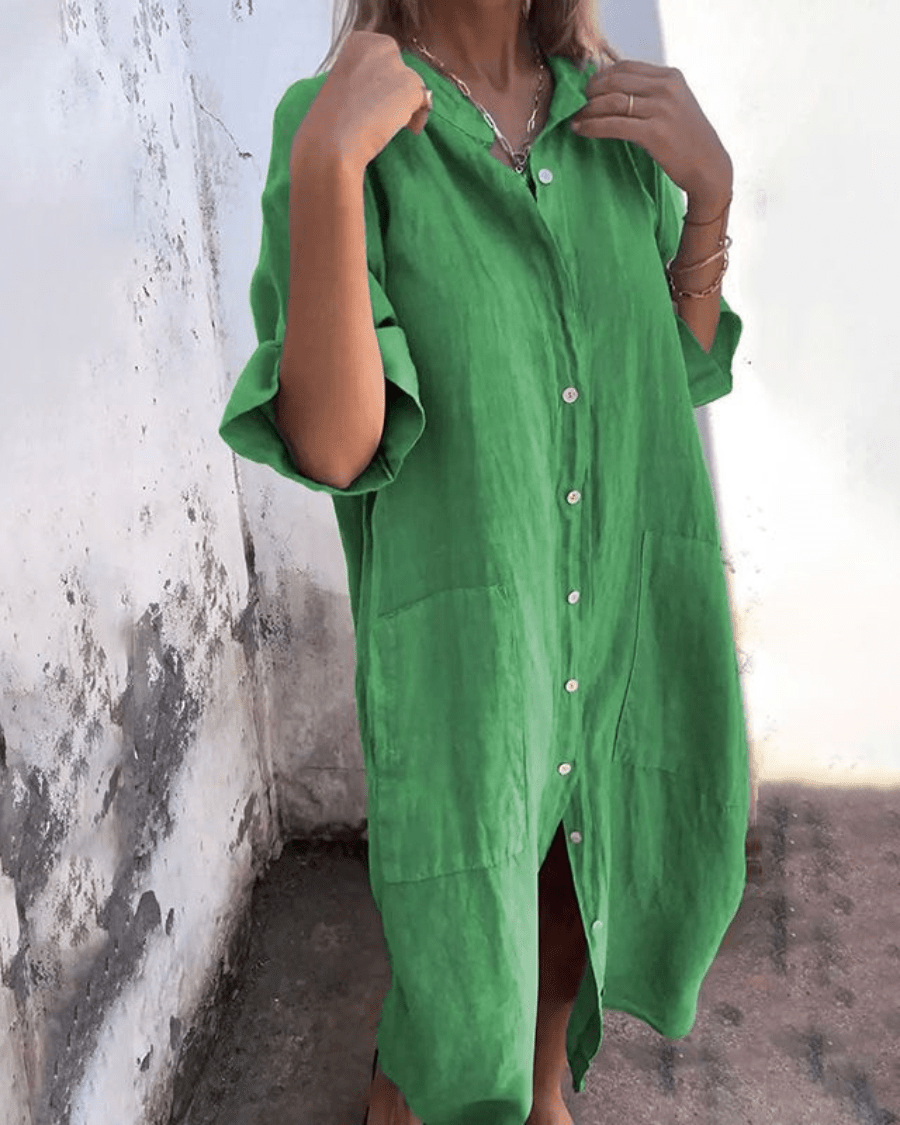 Mujer con vestido camisero Ibiza oversize, fresco y elegante para un día de verano. Perfecto para playa.