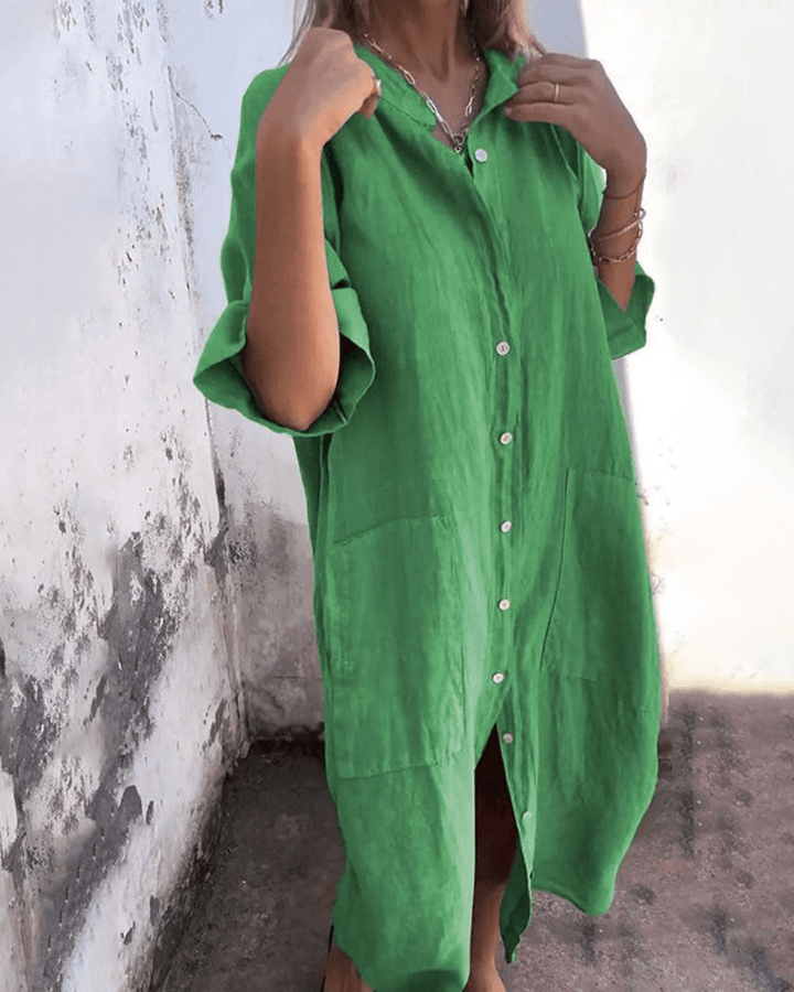 Mujer con vestido camisero Ibiza oversize, fresco y elegante para un día de verano. Perfecto para playa.
