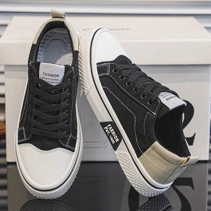 Zapatillas casual de hombre en vista lateral. Calzado cómodo y versátil, ideal para moda masculina urbana diaria.