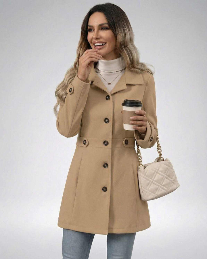 Chaqueta ajustada beige para mujer, perfecta para otoño y primavera, look casual o formal.