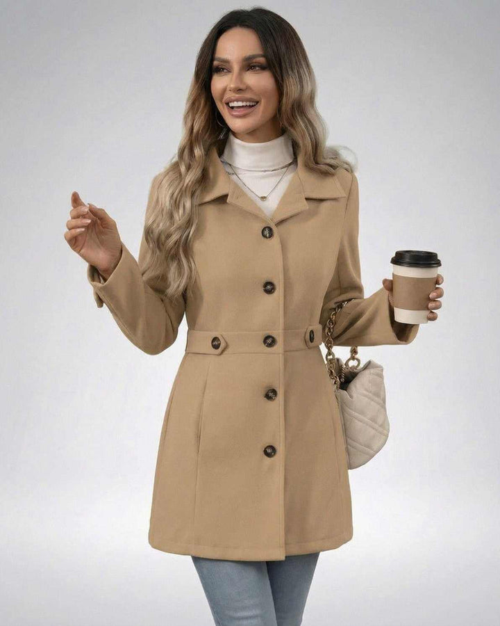 Elegante chaqueta beige para mujer, estilo impecable, perfecta para un look formal o casual.