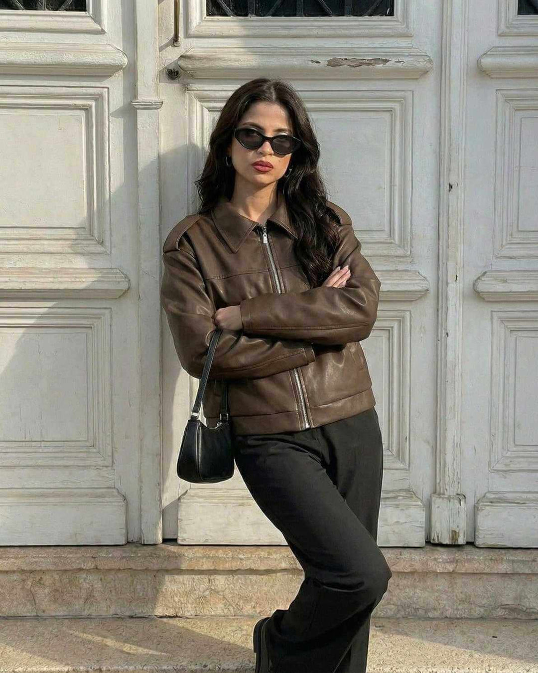 Detalle de chaqueta Milano para mujer, mostrando su tejido de moda, un abrigo casual y versátil para otoño.