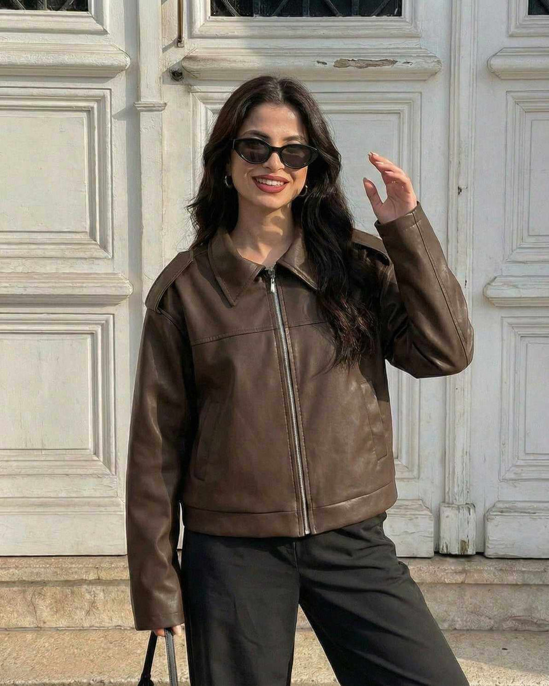 Mujer con chaqueta Milano casual de otoño, mostrando su estilo versátil y moda elegante para el día a día.