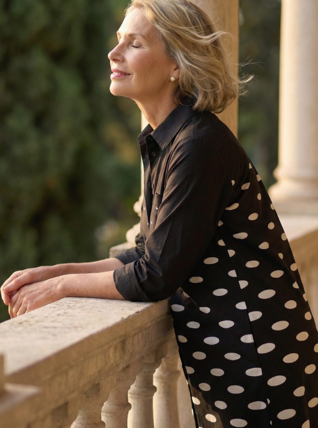 Mujer luciendo elegante vestido camisero midi de lunares. Prenda cómoda y moderna para diversas ocasiones.