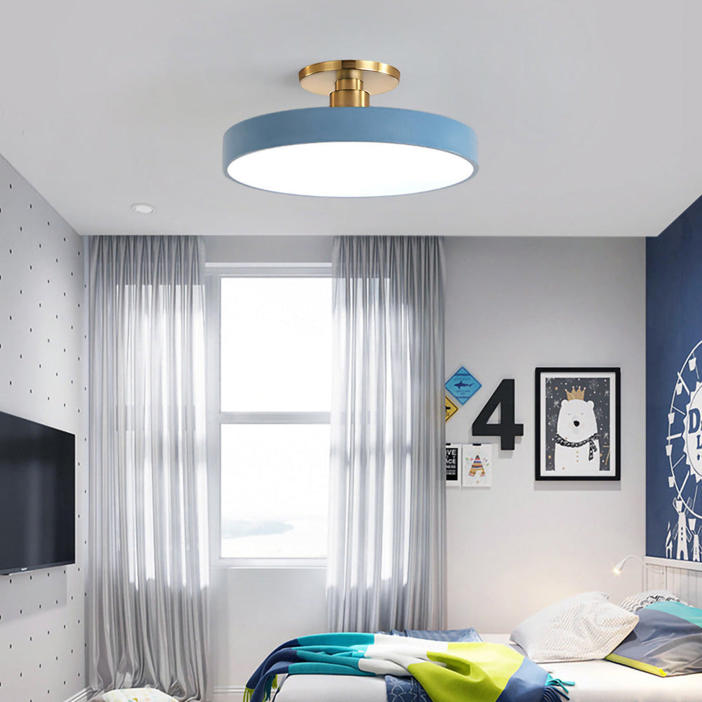 Foco LED de techo regulable, ideal para crear diferentes ambientes de luz.