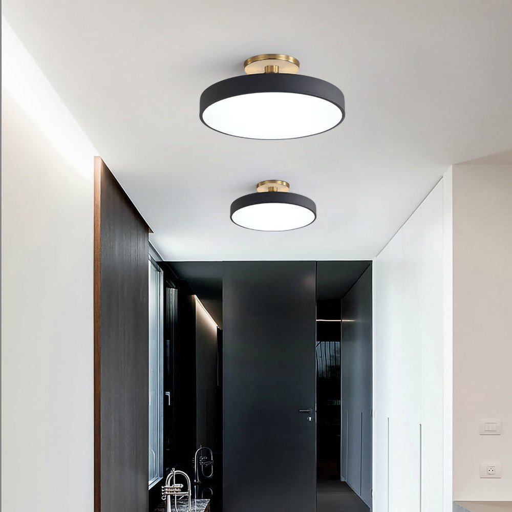 Iluminación moderna con luz de techo LED, eficiencia y control de luz.