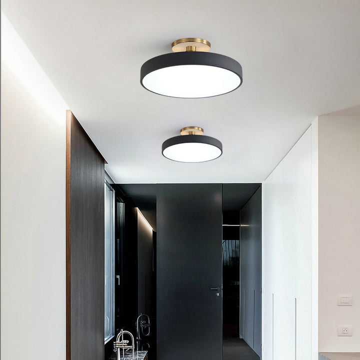 Iluminación moderna con luz de techo LED, eficiencia y control de luz.