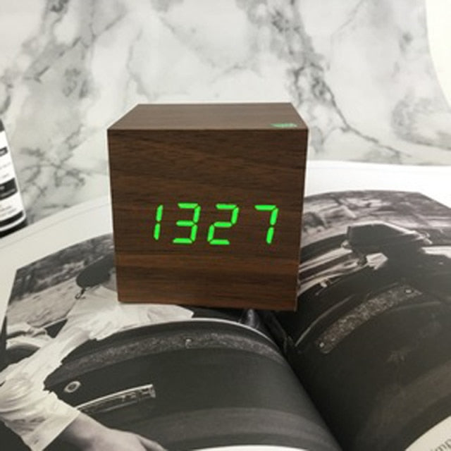 Reloj inteligente recargable con pantalla LED de alta visibilidad para tu hogar.