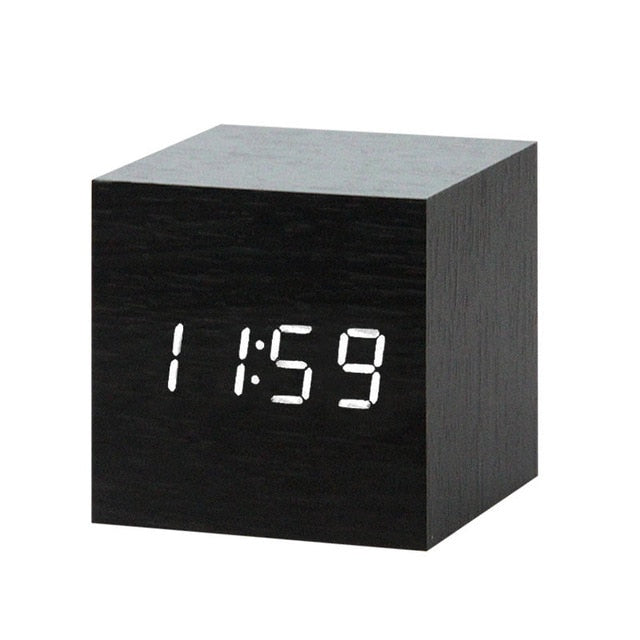 Detalle del panel trasero del reloj despertador digital LED y puertos de carga.