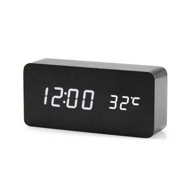 Reloj de mesa LED con ajuste de brillo y activación por voz para ambientes modernos.