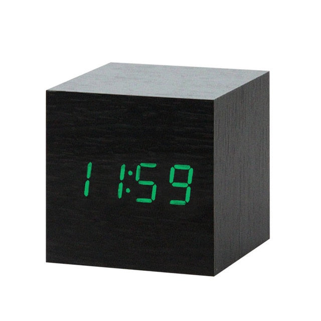 Reloj LED para dormitorio, moderno y funcional, con control de voz integrado.