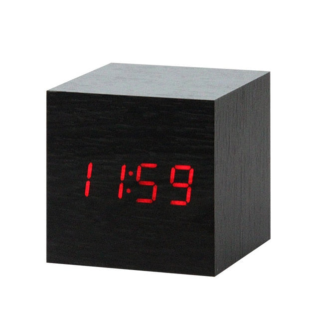 Gadget de tecnología: reloj despertador digital LED con diseño compacto para oficina.