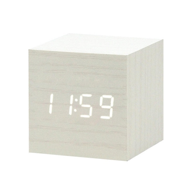 Reloj despertador digital con control por voz, ideal para el hogar moderno y recargable.