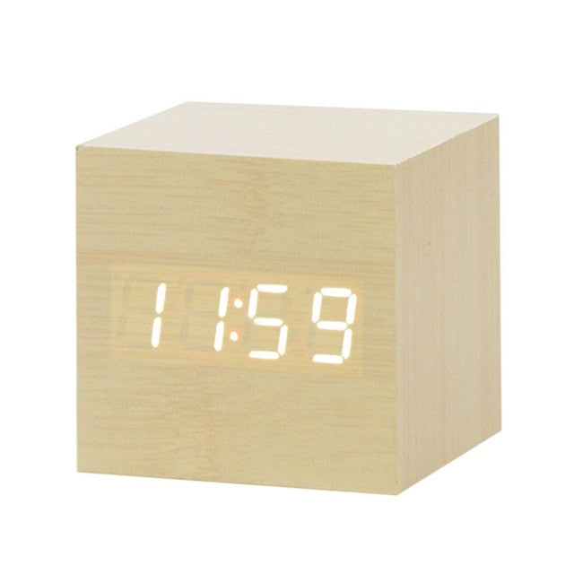 Reloj de mesa inteligente con display LED rojo y función de control por voz.