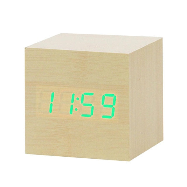 Despertador digital para oficina con diseño elegante y activación por sonido.