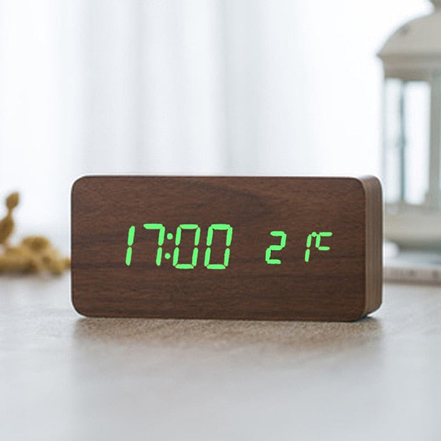 Despertador LED moderno y minimalista, con activación por voz para el hogar.