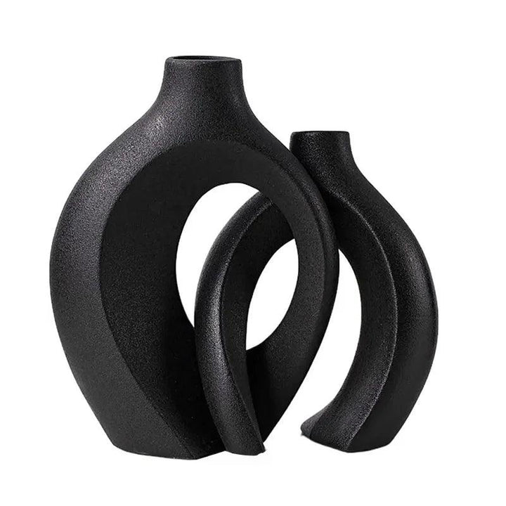 Jarrones de cerámica minimalistas en blanco y negro, perfectos para decoración de interiores modernos.