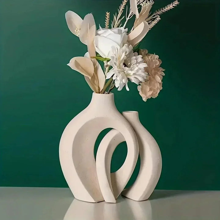Decoración minimalista con jarrones de cerámica estilo bohemio, ideal para interiores contemporáneos.