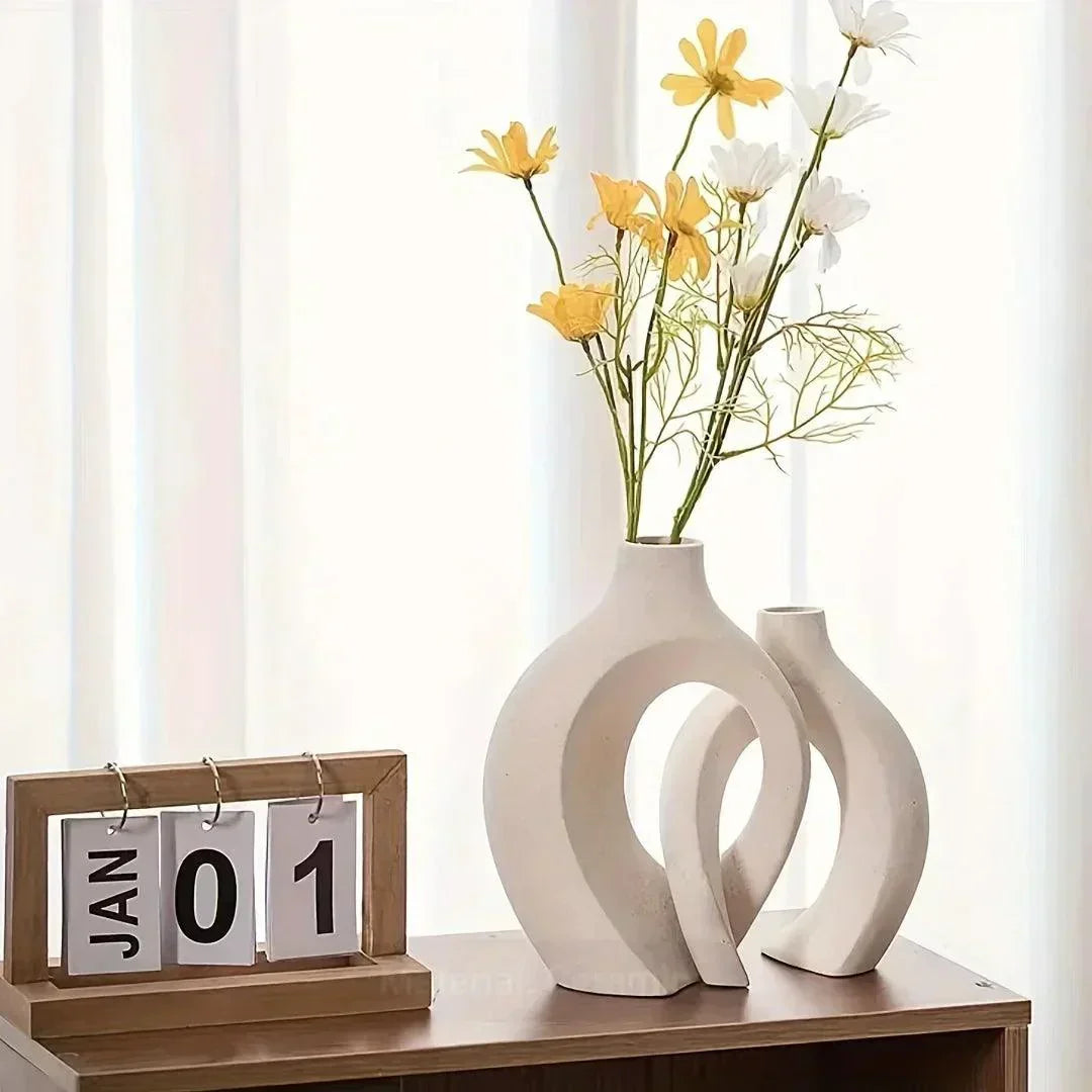 Jarrones de cerámica blancos y negros, diseño minimalista para flores o como objeto decorativo moderno.
