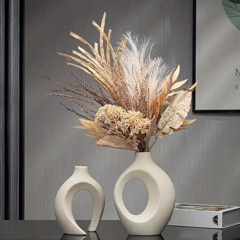 Variedad de jarrones de cerámica, estilo minimalista bohemio en tonos blanco y negro para el hogar.