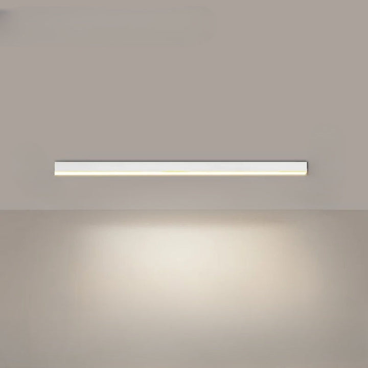 Lámpara de techo LED con luz fría. Ideal para espacios que requieren iluminación clara.