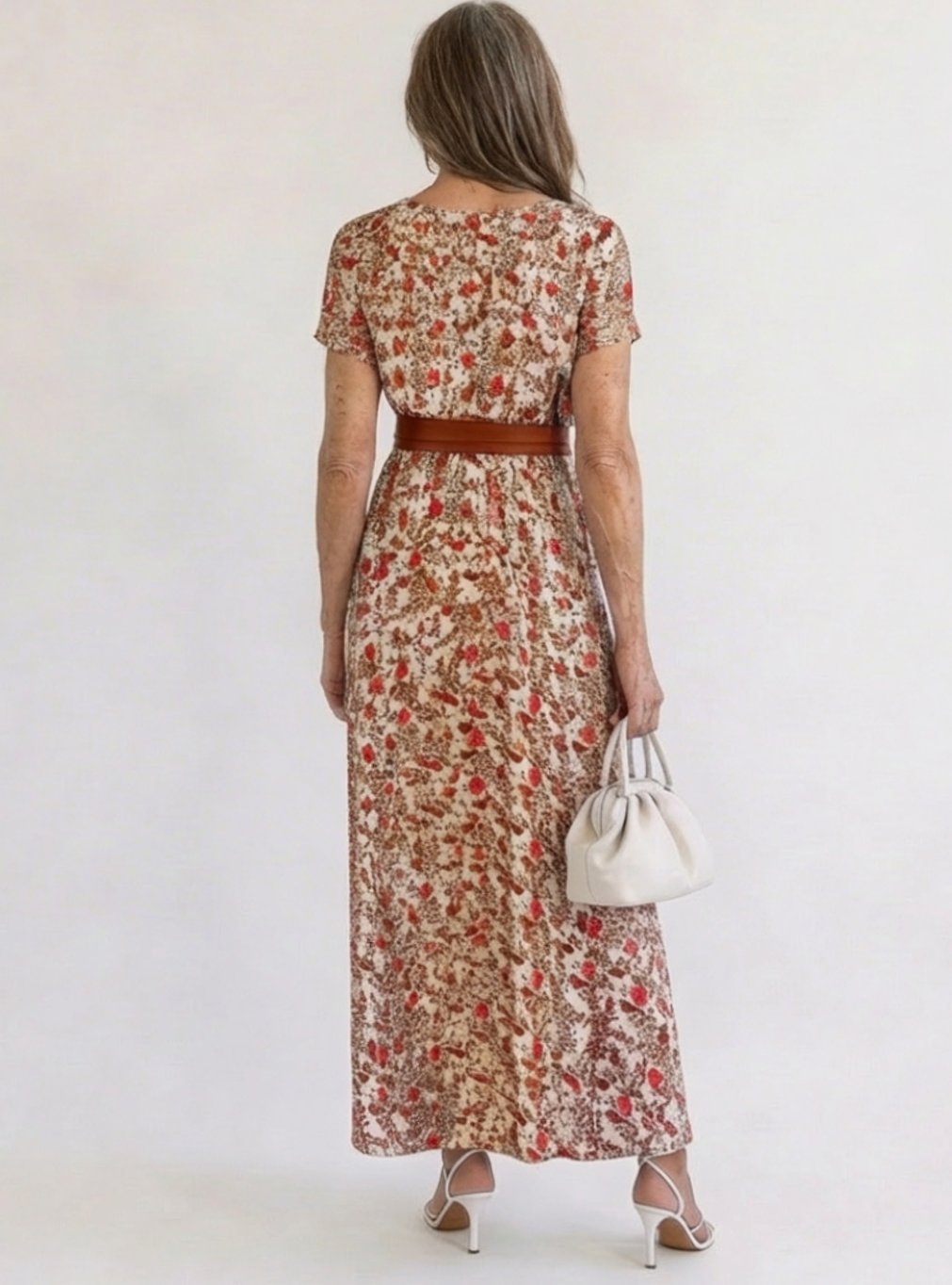 Elegante vestido midi floral burdeos de mujer, escote V, manga corta para un look casual chic.