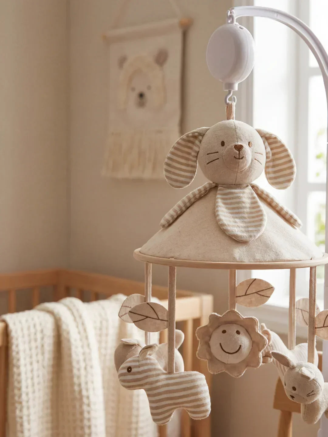 Juguete decorativo y funcional: móvil musical de cuna en madera, para el entretenimiento del bebé.