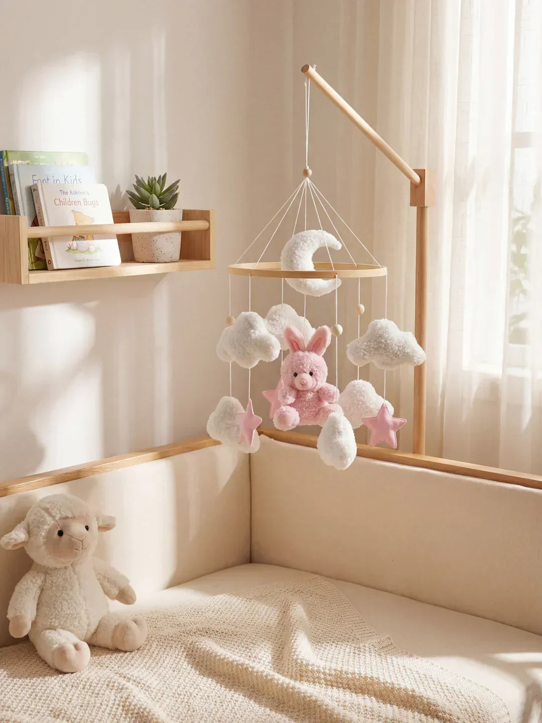 Móvil de cuna de madera, pieza central de la decoración de la guardería.