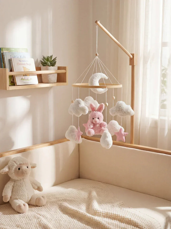 Móvil de cuna de madera, pieza central de la decoración de la guardería.