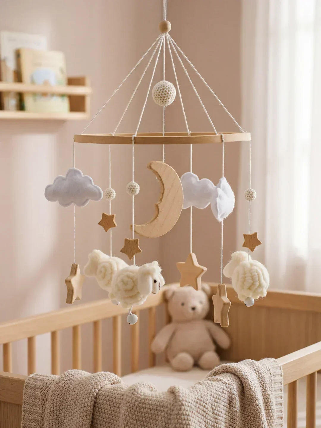 Móvil de cuna de madera con ovejas blandas, ideal para decoración infantil y dulces sueños del bebé.