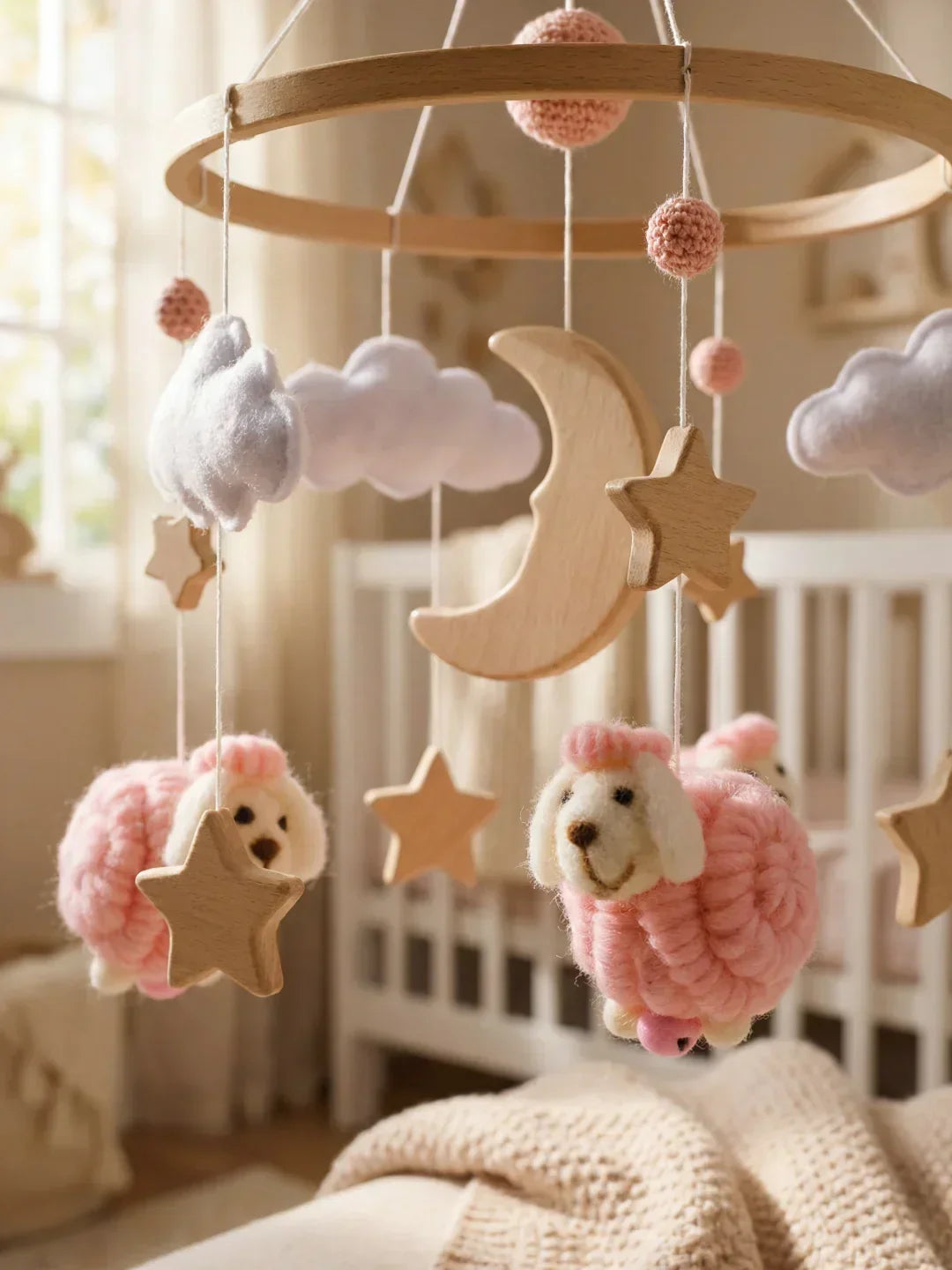 Fácil instalación del móvil de cuna de madera con ovejas, decoración infantil práctica y bonita.
