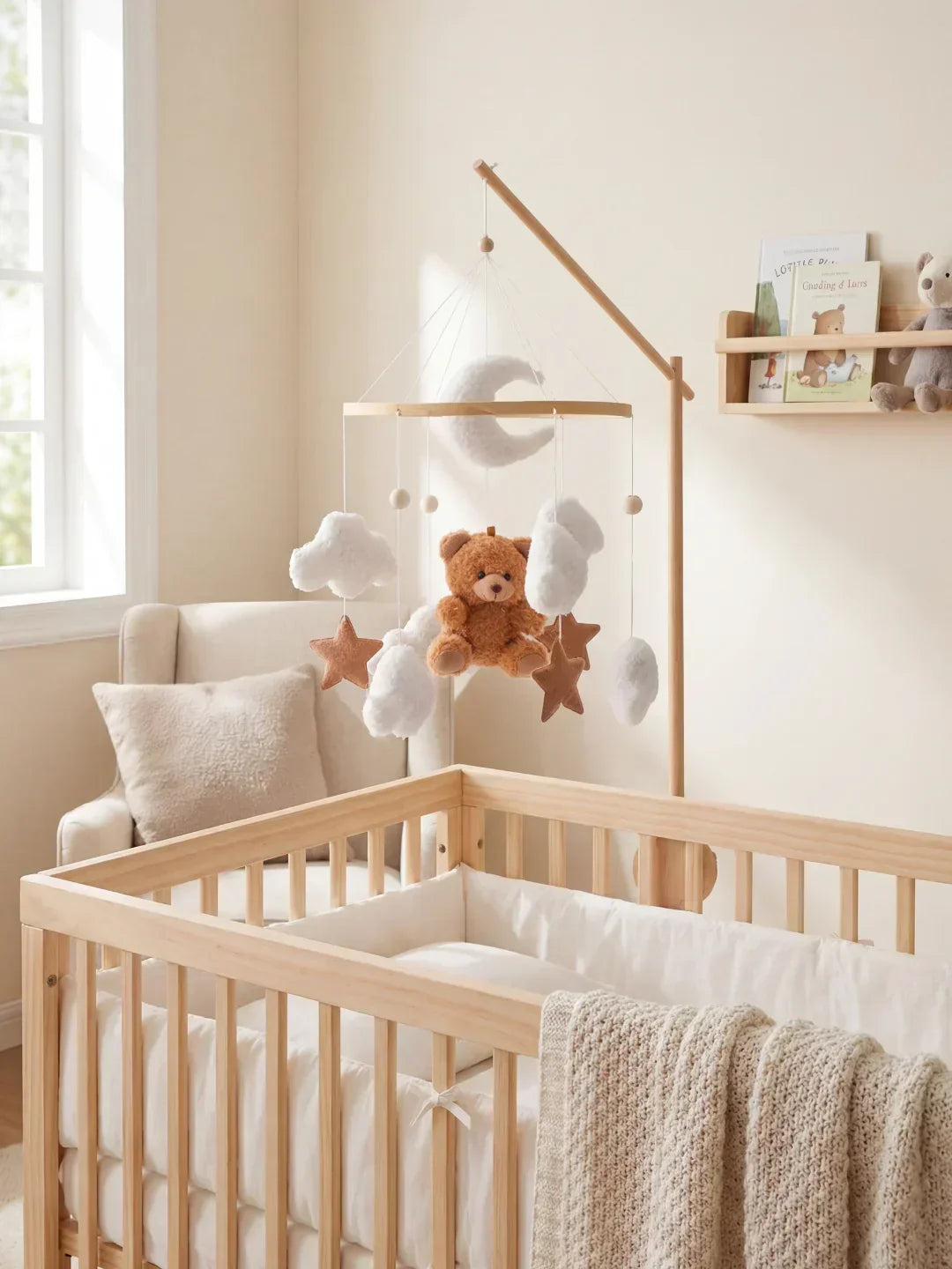 Móvil de cuna de madera, ideal para el desarrollo de la vista y el tacto.
